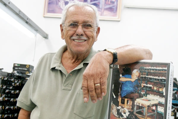 Imagem de arquivo mostra Zé Mineiro ao lado da imagem que representa setor calçadista de Franca